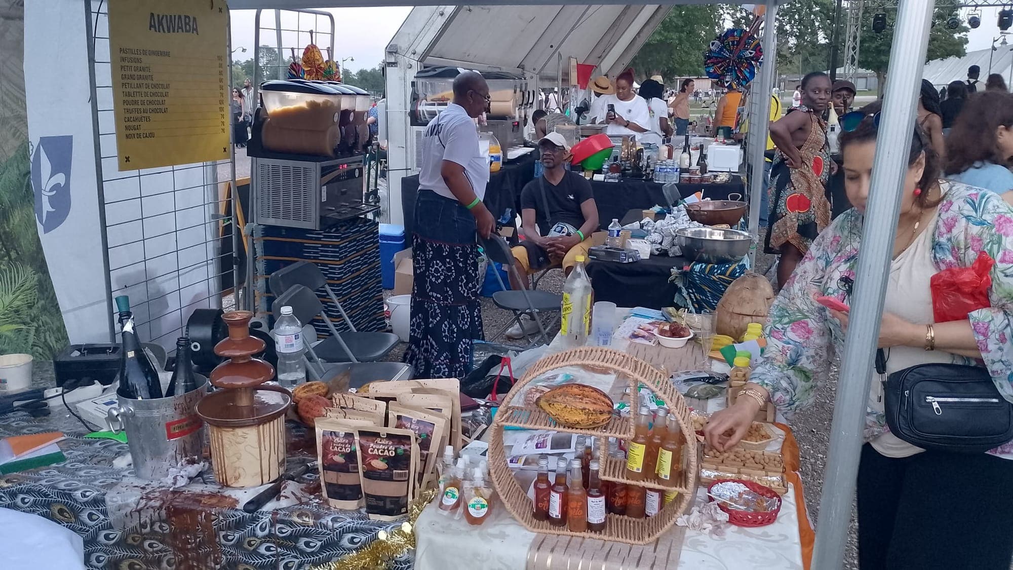 Le stand AKWABA : fontaine de chocolat, poudre de cacao, cabosse, jus artisanaux et noix de cajou